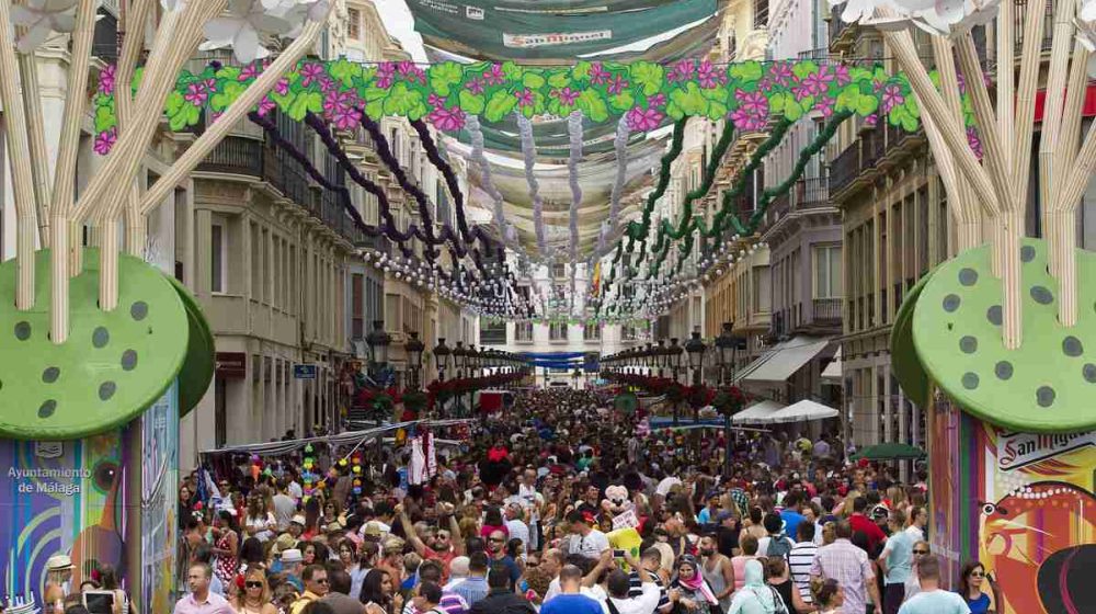 Calle-Marques-Larios-feria-dia_1707440126_163586467_1200x675
